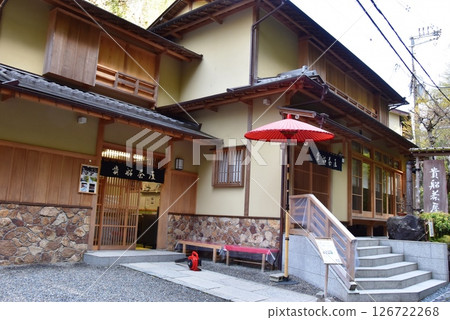 京都市：貴船川沿岸的街道、河畔餐廳及清新綠地 126722268