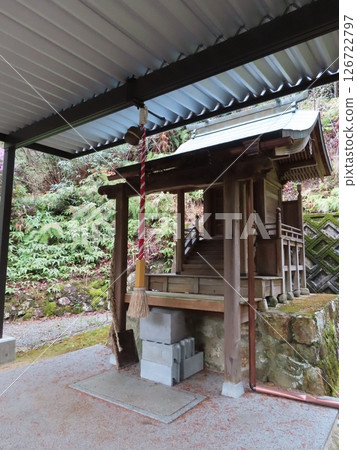 Fukaya Falls and Mitani Falls in Mitsuishi, Bizen City, one of the Ten Views of Bizen, a shrine on the rocks next to the falls Fukaya Falls and Mitani Falls in Mitsuishi, Bizen City, one of the Ten Views of Bizen, a shrine on the rocks next to the falls 126722797
