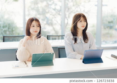 大學生在課堂上使用平板電腦 126723838