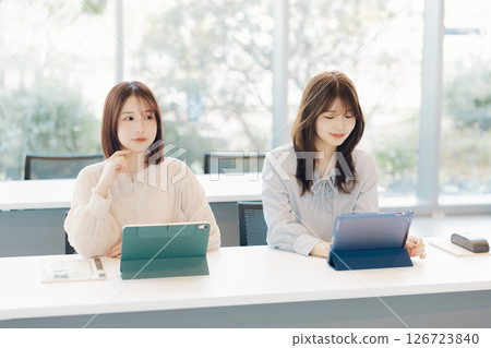 大學生在課堂上使用平板電腦 126723840