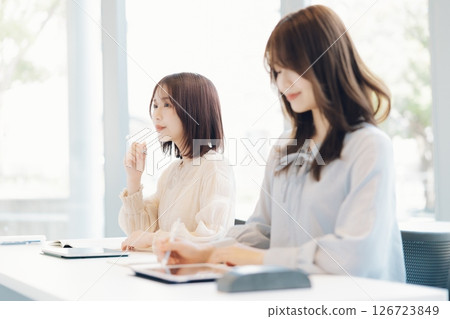 大學生在課堂上使用平板電腦 126723849