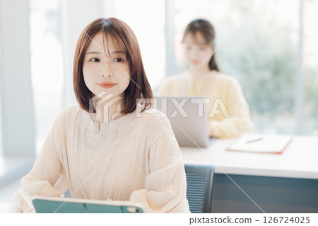 課堂上的大學生 126724025