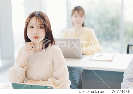 課堂上的大學生 126724026