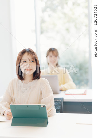 課堂上的大學生 126724029