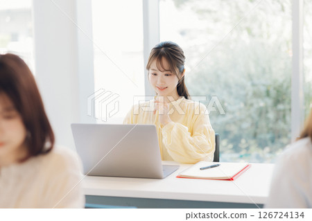 大學生在課堂上使用電腦 126724134