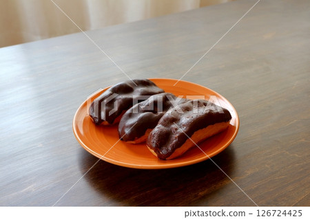 餐桌背景的巧克力泡芙 126724425