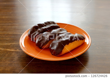 餐桌背景的巧克力泡芙 126724426