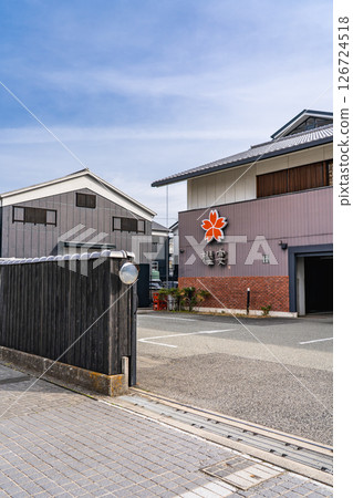 佐倉正宗，在灘五鄉之一的魚崎鄉經營。佐倉政宗紀念館（櫻園）創立於1620年（第六代為宮水的發現者）。神戶市東灘區魚崎 126724518