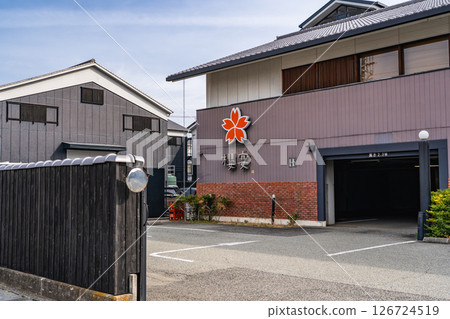 Sakura Masamune, operating in Uozakigo, one of the Nada Gogo districts. Sakura Masamune Memorial Hall (Sakuraen) was established in 1620 (the sixth generation was the discoverer of Miyamizu). Uozaki, Higashinada Ward, Kobe City Sakura Masamune, operating in Uozakigo, one of the Nada Gogo districts. Sakura Masamune Memorial Hall (Sakuraen) was established in 1620 (the sixth generation was the discoverer of Miyamizu). Uozaki, Higashinada Ward, Kobe City 126724519