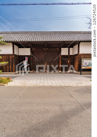 佐倉正宗，在灘五鄉之一的魚崎鄉經營。佐倉政宗紀念館（櫻園）長山門。創業於1620年（第六代為宮水的發現者）。 126724520