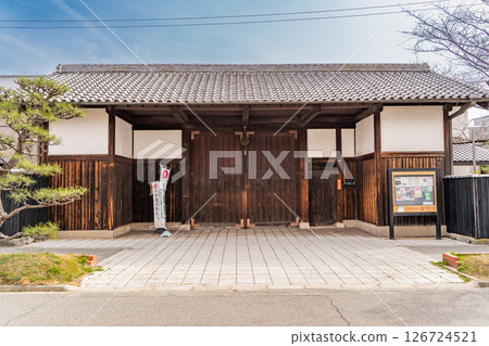 Sakura Masamune, operating in Uozakigo, one of the Nada Gogo districts. Sakura Masamune Memorial Hall (Sakuraen) Nagayamon Gate. Established in 1620 (the sixth generation was the discoverer of Miyamizu). Sakura Masamune, operating in Uozakigo, one of the Nada Gogo districts. Sakura Masamune Memorial Hall (Sakuraen) Nagayamon Gate. Established in 1620 (the sixth generation was the discoverer of Miyamizu). 126724521
