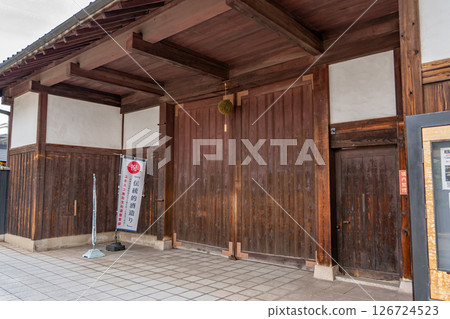 櫻正宗在灘五鄉之一的魚崎鄉經營。佐倉政宗紀念館(佐倉園)長山門和杉玉。創立於1620年(第六代為宮水町的發現者)。 櫻正宗在灘五鄉之一的魚崎鄉經營。佐倉政宗紀念館(佐倉園)長山門和杉玉。創立於1620年(第六代為宮水町的發現者)。 126724523