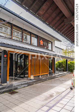 佐倉正宗，在灘五鄉之一的魚崎鄉經營。佐倉政宗紀念館（櫻園）創立於1620年（第六代為宮水的發現者）。神戶市東灘區魚崎 126724524