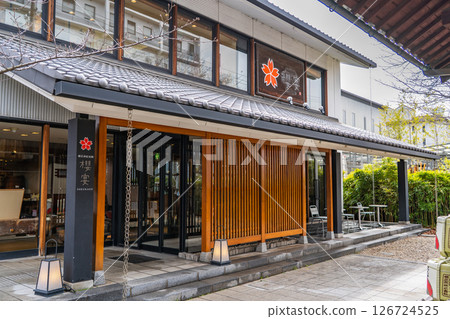 Sakura Masamune, operating in Uozakigo, one of the Nada Gogo districts. Sakura Masamune Memorial Hall (Sakuraen) was established in 1620 (the sixth generation was the discoverer of Miyamizu). Uozaki, Higashinada Ward, Kobe City Sakura Masamune, operating in Uozakigo, one of the Nada Gogo districts. Sakura Masamune Memorial Hall (Sakuraen) was established in 1620 (the sixth generation was the discoverer of Miyamizu). Uozaki, Higashinada Ward, Kobe City 126724525