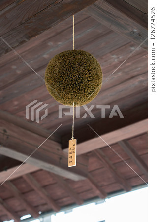 櫻正宗在灘五鄉之一的魚崎鄉經營。佐倉政宗紀念館（佐倉園）。懸掛在宅邸大門上的杉球（酒林）是大神神社的贈與。 126724526