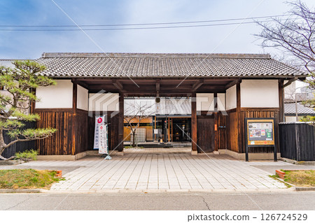 Sakura Masamune, operating in Uozaki-go, one of the Nada Gogo districts. Sakura Masamune Memorial Hall (Sakura-en) Nagayamon Gate and Sugitama. Founded in 1620 (the sixth generation was the discoverer of Miyamizu). Sakura Masamune, operating in Uozaki-go, one of the Nada Gogo districts. Sakura Masamune Memorial Hall (Sakura-en) Nagayamon Gate and Sugitama. Founded in 1620 (the sixth generation was the discoverer of Miyamizu). 126724529
