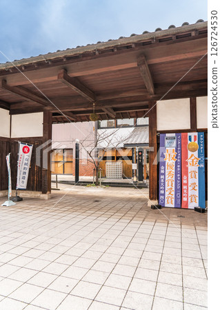 Sakura Masamune, operating in Uozaki-go, one of the Nada Gogo districts. Sakura Masamune Memorial Hall (Sakura-en) Nagayamon Gate and Sugitama. Founded in 1620 (the sixth generation was the discoverer of Miyamizu). 126724530