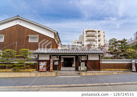 Kikumasa Brewery (Kikumasa) operates in Mikagego, one of the Nada Gogo districts. Kikumasa Brewery Memorial Museum, Nagayamon Gate and Sugitama, Uozaki Nishimachi, Higashinada Ward, Kobe City 126724533