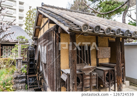 Kikumasa Brewery (Kikumasa) operated in Mikagego, one of the Nada Gogo districts. Kikumasa Brewery Memorial Museum. Waterwheel rice milling shed (late Edo period) 126724539