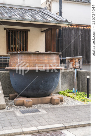 Kikumasa Brewery (Kikumasa), operated in Mikagego, one of the Nada Gogo districts; Kikumasa Brewery Memorial Museum; Brewing cauldron; Uozaki Nishimachi, Higashinada Ward, Kobe City Kikumasa Brewery (Kikumasa), operated in Mikagego, one of the Nada Gogo districts; Kikumasa Brewery Memorial Museum; Brewing cauldron; Uozaki Nishimachi, Higashinada Ward, Kobe City 126724544