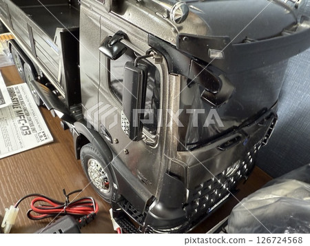 I made a radio-controlled Mercedes Benz 126724568