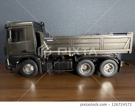 我做了一輛無線電遙控的賓士 126724572