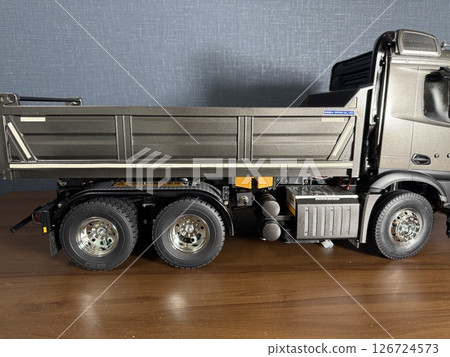 我做了一輛無線電遙控的賓士 126724573