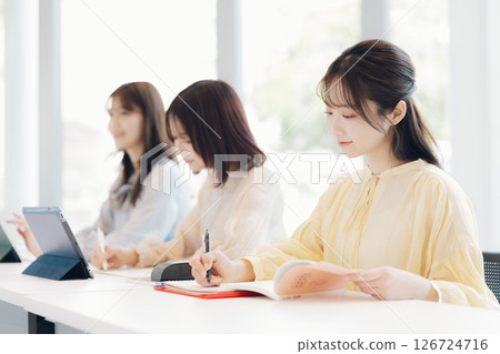 課堂上的大學生 126724716