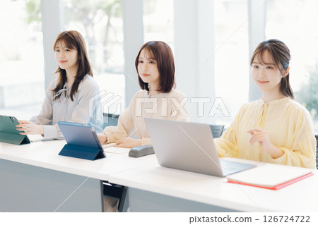 課堂上的大學生 126724722