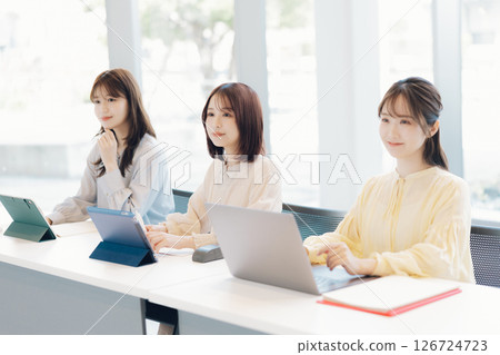 課堂上的大學生 126724723