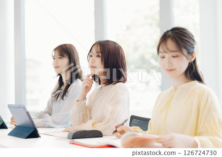 課堂上的大學生 126724730