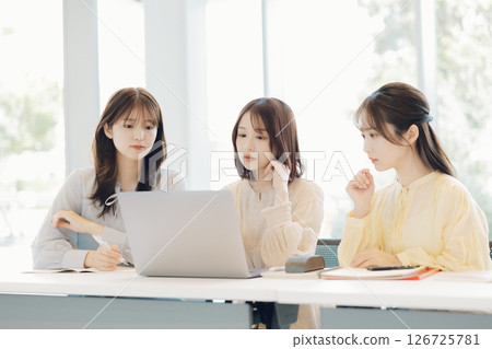 A woman making a meeting 126725781