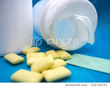 兩個空瓶和口香糖（從右側斜向外） 126726242