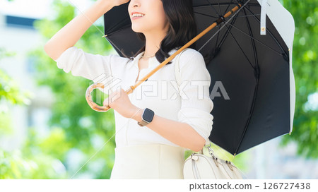 撐著陽傘散步的女人/女商人 126727438