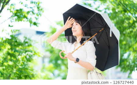 撐著陽傘散步的女人/女商人 126727440