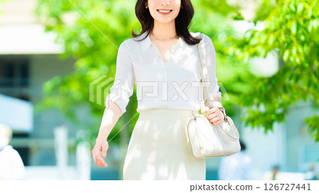 夏天在戶外散步的微笑女商人 夏天在戶外散步的微笑女商人 126727441