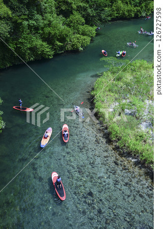 沿著清澈的小溪悠閒地騎行 沿著清澈的小溪悠閒地騎行 126727598