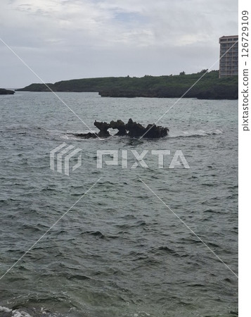 Heart Island floating in the sea 126729109