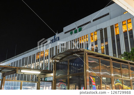 夜晚的平塚站（北口）及地下通道入口 126729988