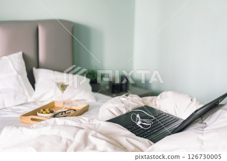 Tray with martini and olives 126730005