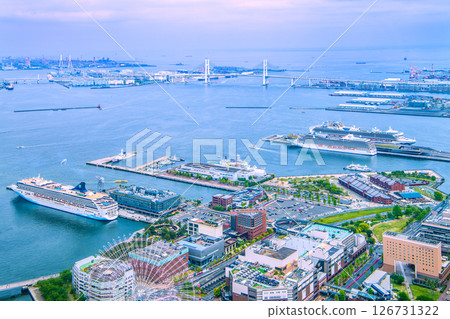 四艘豪華遊輪停靠在日本橫濱市。挪威、裡維埃拉、鑽石、皇后…承運商 四艘豪華遊輪停靠在日本橫濱市。挪威、裡維埃拉、鑽石、皇后…承運商 126731322