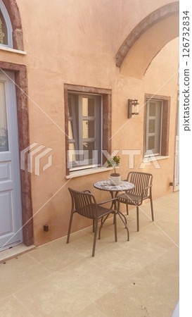 A cozy courtyard on the Greek island of Santorini in Venetian style 126732834