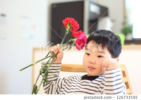 康乃馨的男孩 126733595