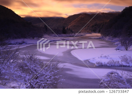 Rime-colored trees and river mist in the morning sun Rime-colored trees and river mist in the morning sun 126733847