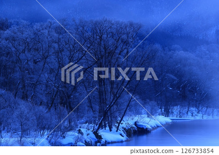 Rime-colored trees and river mist in the morning sun 126733854
