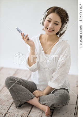 戴耳機聽音樂的年輕女子 戴耳機聽音樂的年輕女子 126734307