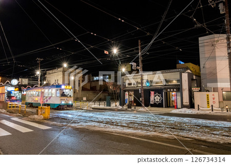[Hakodate City Tram] Trams stopping at bus stops 126734314