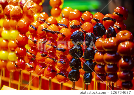 Sugar syrup: A street snack that attracts people with sugar syrup 126734687