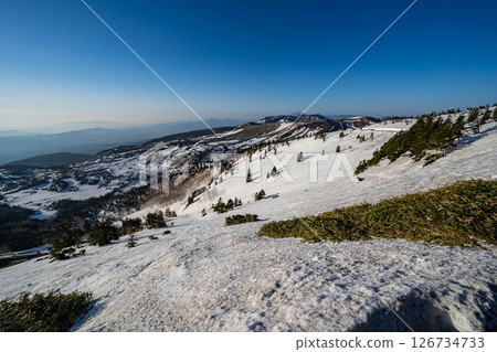 [Highland Material] Morning view of Shibu Pass in early summer when snow still remains [Gunma Prefecture] 126734733