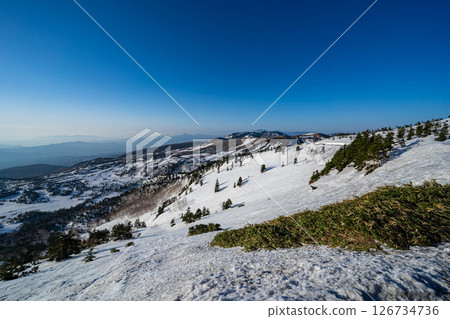 [Highland Material] Morning view of Shibu Pass in early summer when snow still remains [Gunma Prefecture] 126734736